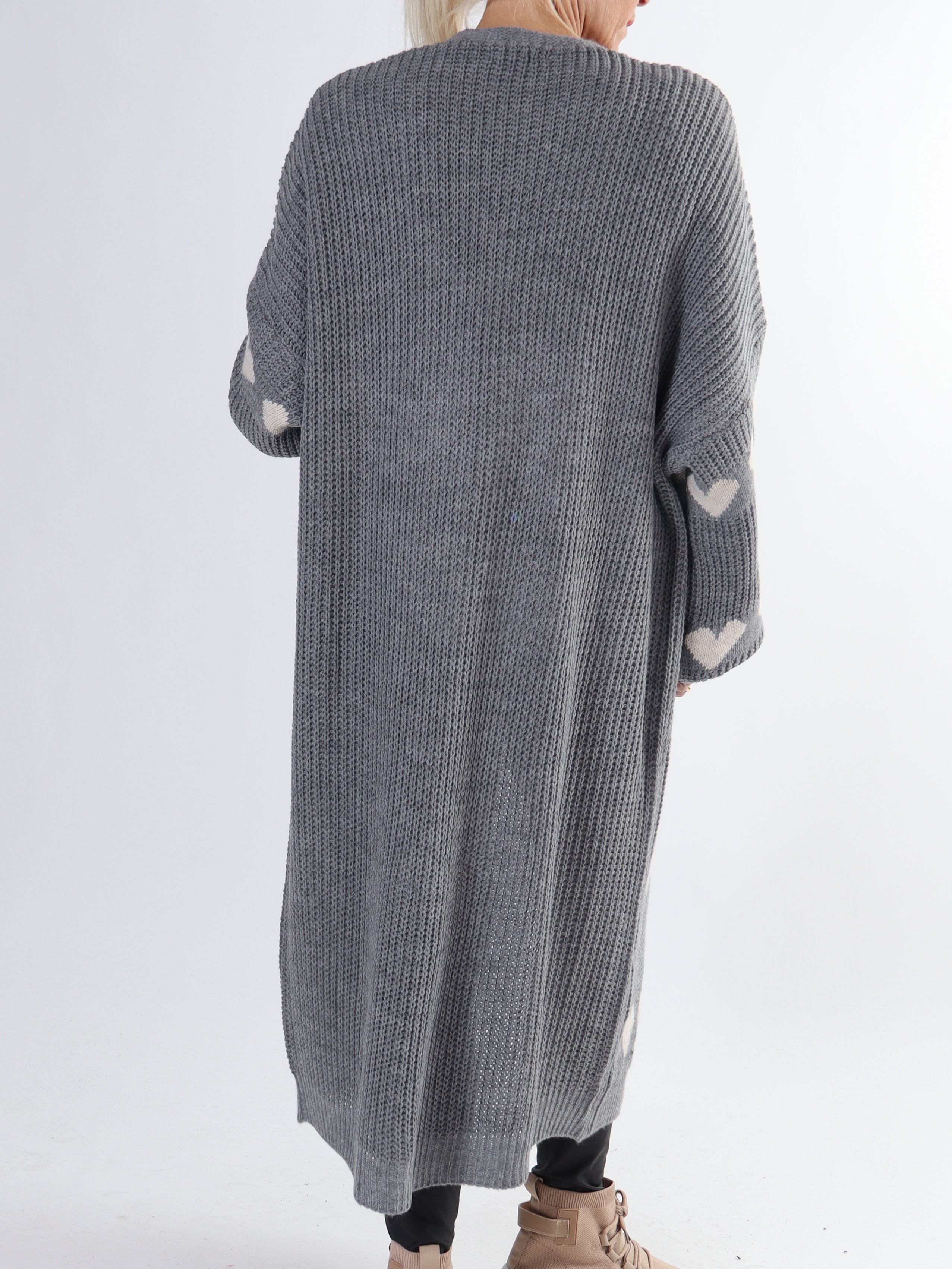 Grace - Stickad kofta med hjärtan och ballongärmar i plus size-modell